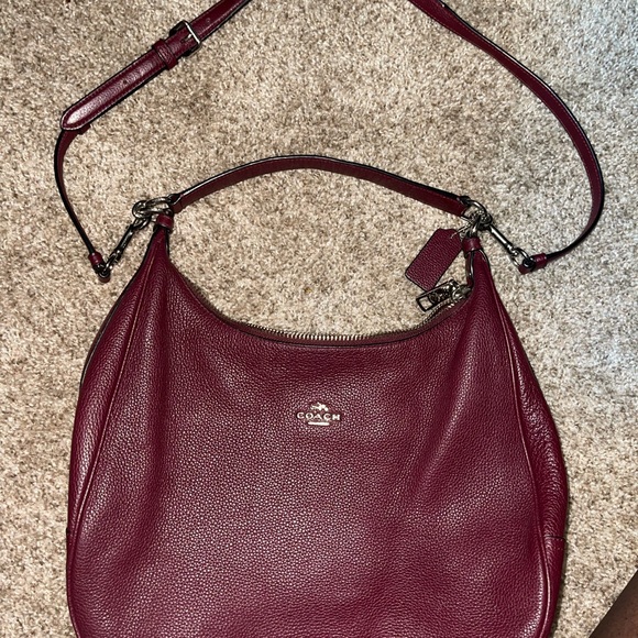 Coach hobo satchel
Genuine leather
bag collector
burgundy color way - Picture 4 of 7